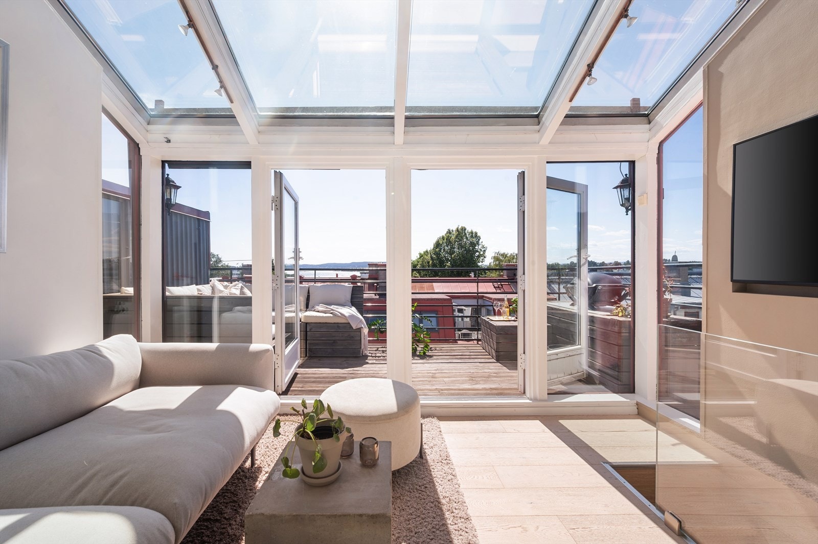 Et fantastisk rom med masse naturlig lys fra større vindusflater! Galleribilde