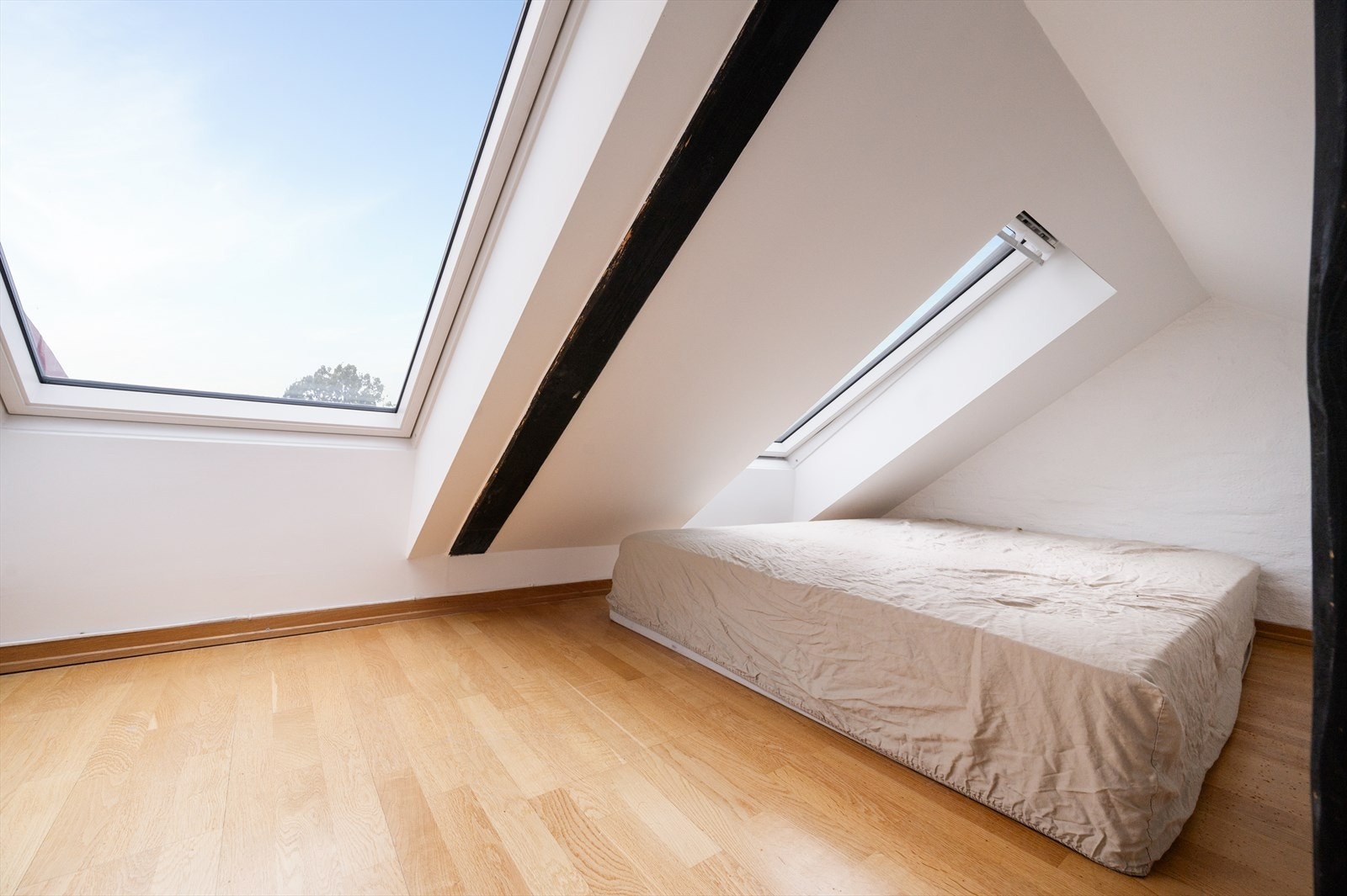 Fra kjøkkenet er det trapp opp til hems. Perfekt for oppbevaring eller som en ekstra gjesteseng. Rammemadrass medfølger. Galleribilde