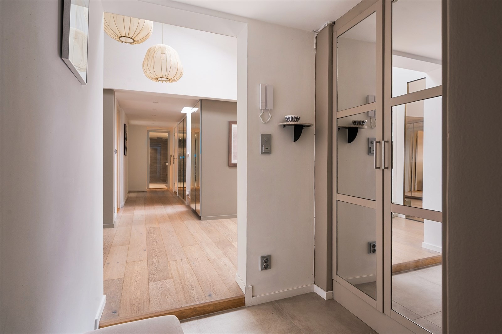 Innbydende og flislagt entré. Galleribilde