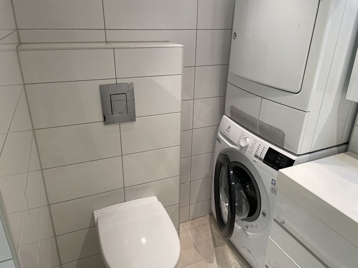 Bad med vaskemaskin/tørketrommel Galleribilde