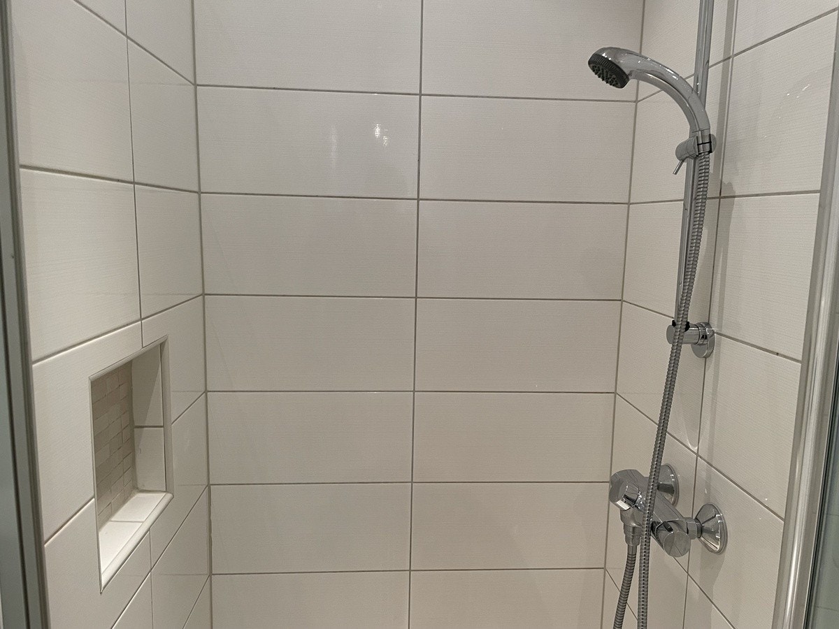 Romslig dusj Galleribilde