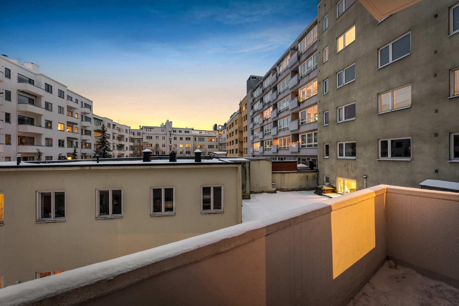 Balkongen har et høyt og flott utsyn over nabolagets bygårder. Her kan man kjenne på stemningen rundt de flotte gårdene midt på Frogner. Galleribilde