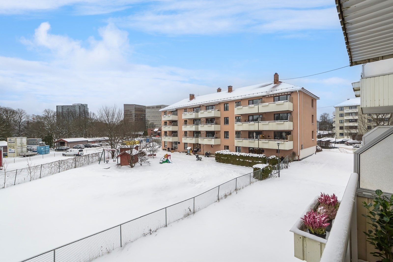 Balkongen vender ut mot fellesområder. Galleribilde
