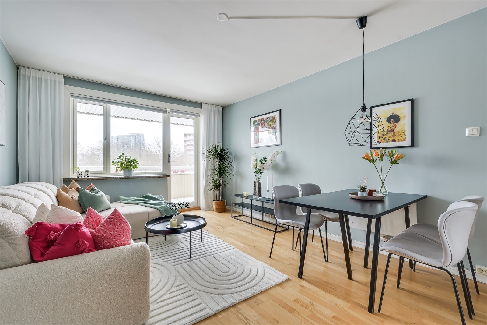 God planløsning bestående av stue, separat kjøkken, to soverom og bad. Galleribilde