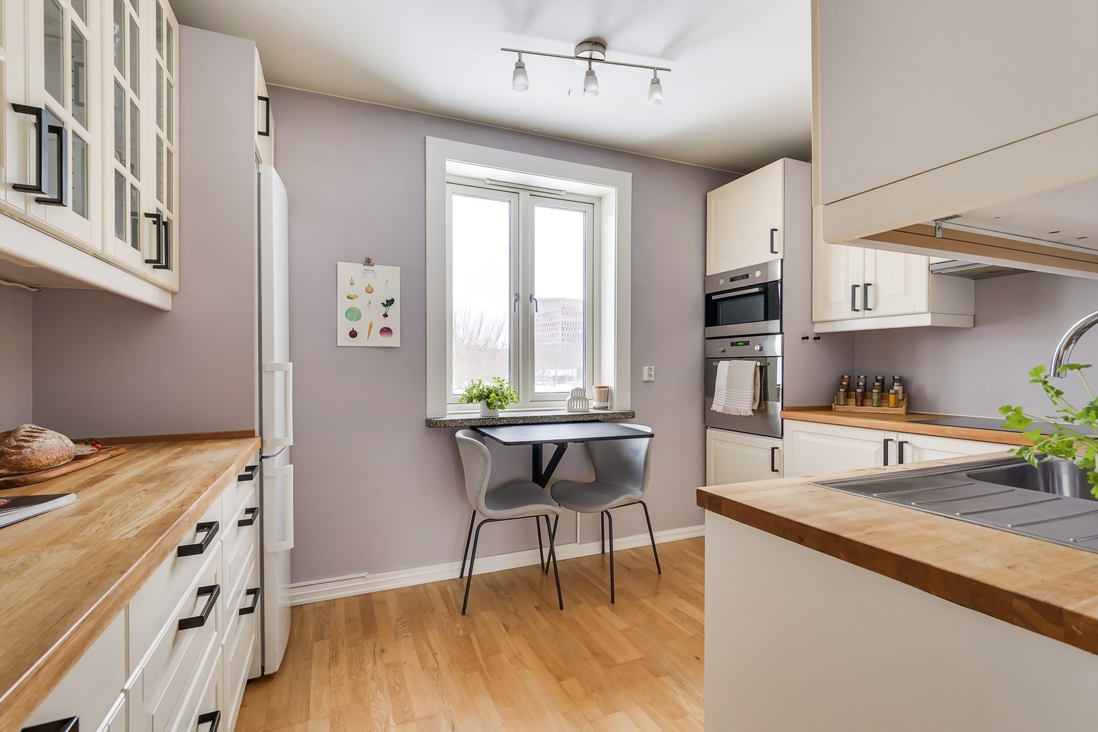 Innredningen består av profilerte fronter og heltre benkeplate. Galleribilde