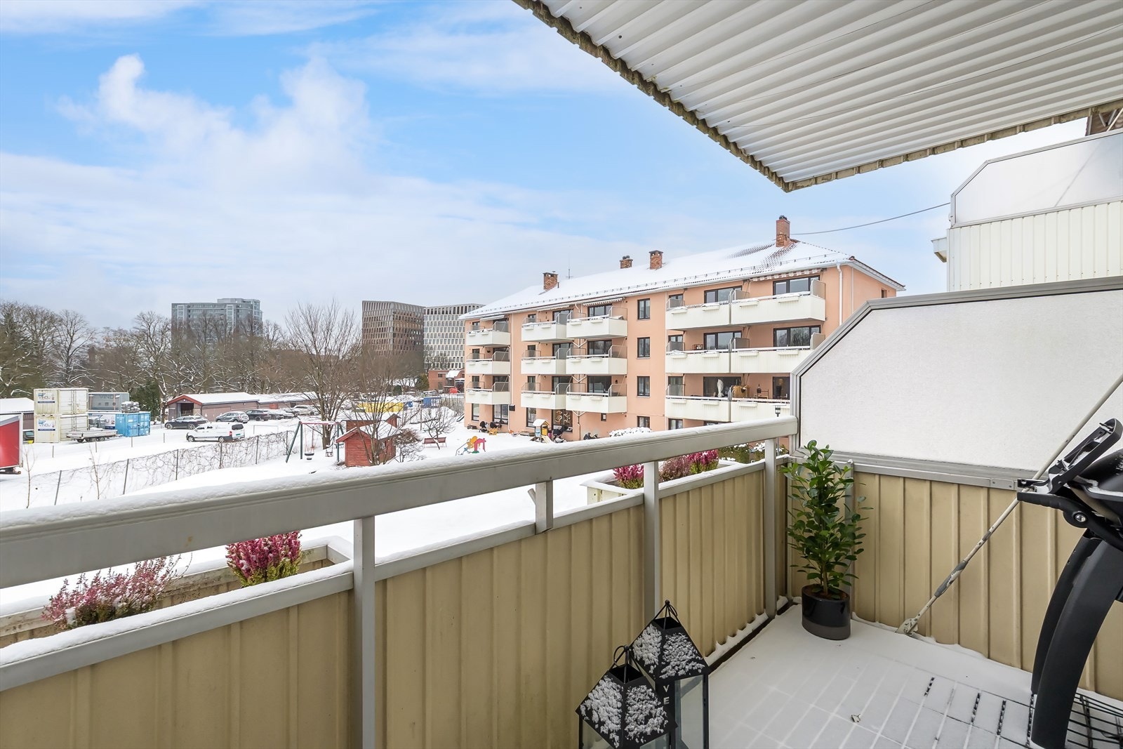 Balkongen har god plass til utemøblement og grill. Galleribilde