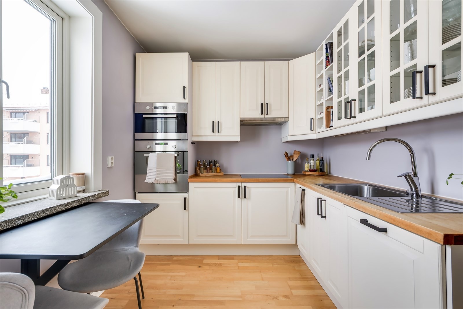 Hyggelig separat kjøkken med plass til spisebord. Galleribilde