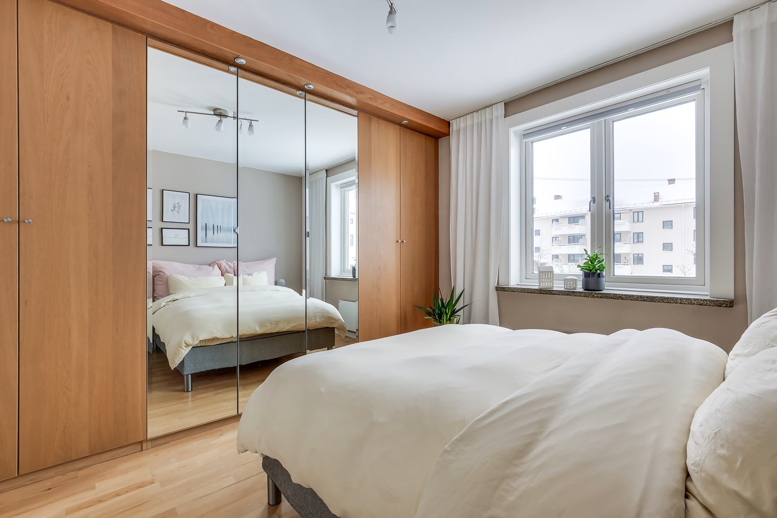 Garderobeskap av god størrelse med plass til oppbevaring av klær. Galleribilde