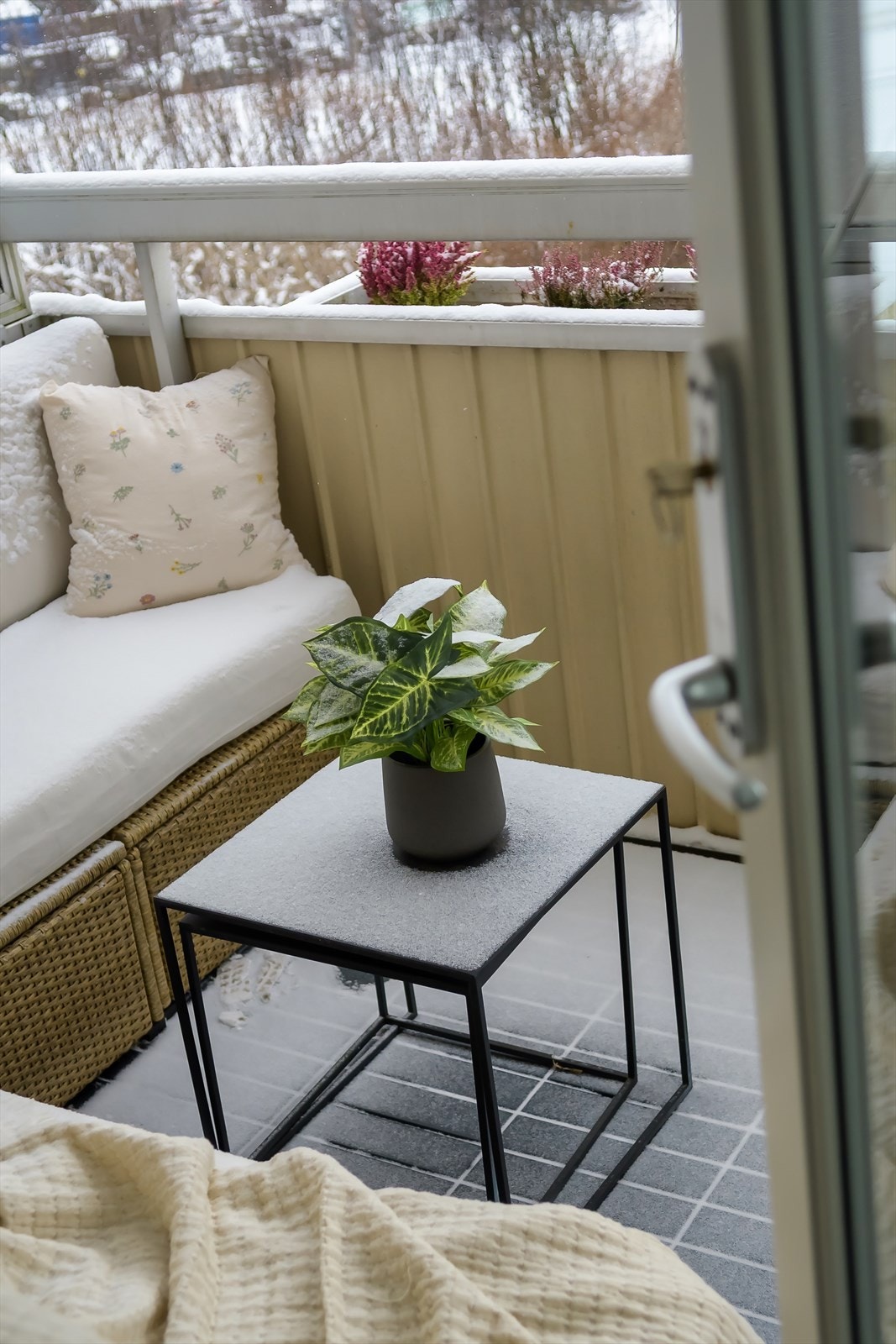 Utgang til balkong fra stuen. Galleribilde