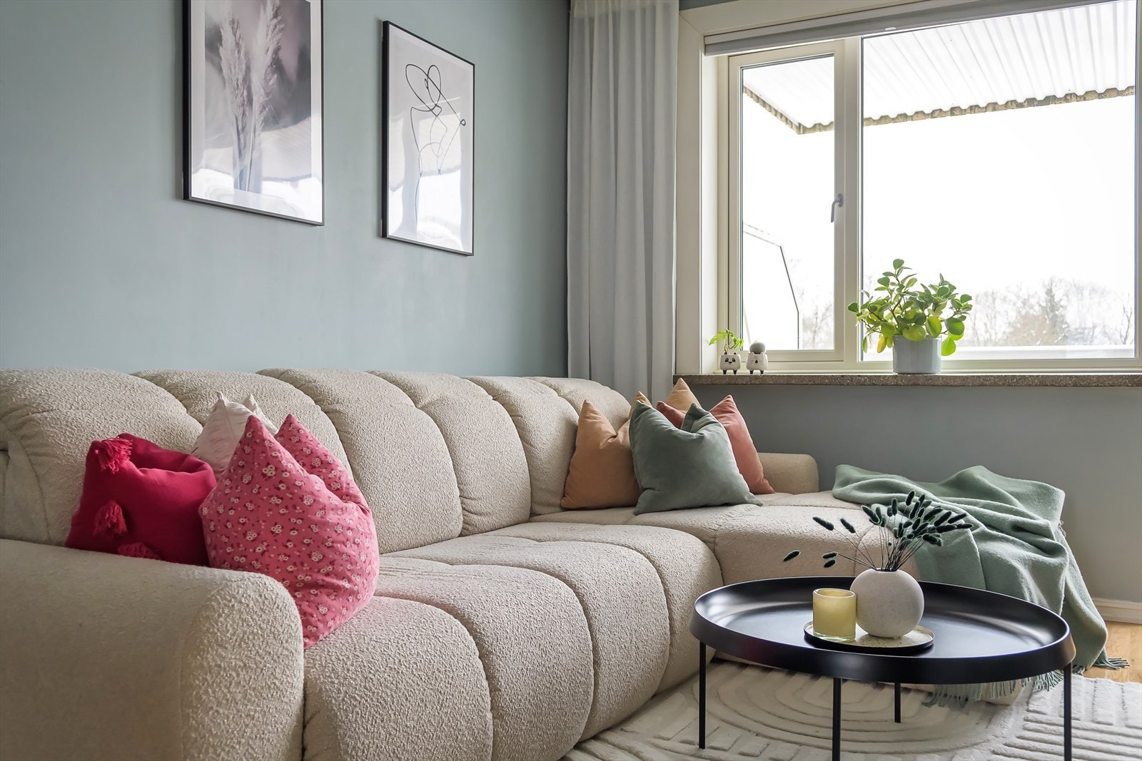 De store vindusflatene slipper godt inn med naturlig lys og skaper en fin romfølelse. Galleribilde