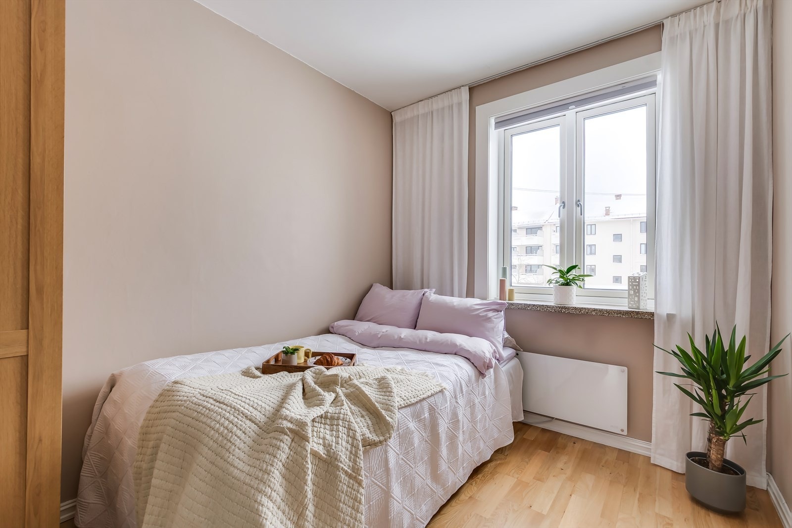 Rommet kan enkelt innredes med seng, kontorpult eller kommode og har garderobeskap. Galleribilde