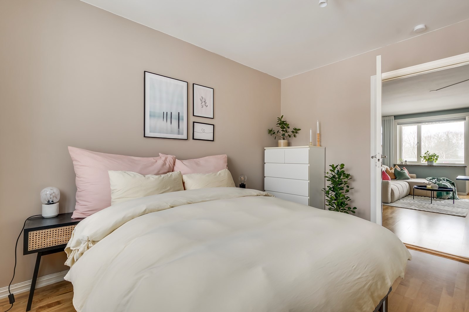 Rommet har god plass til dobbeltseng, nattbord og kommode. Galleribilde