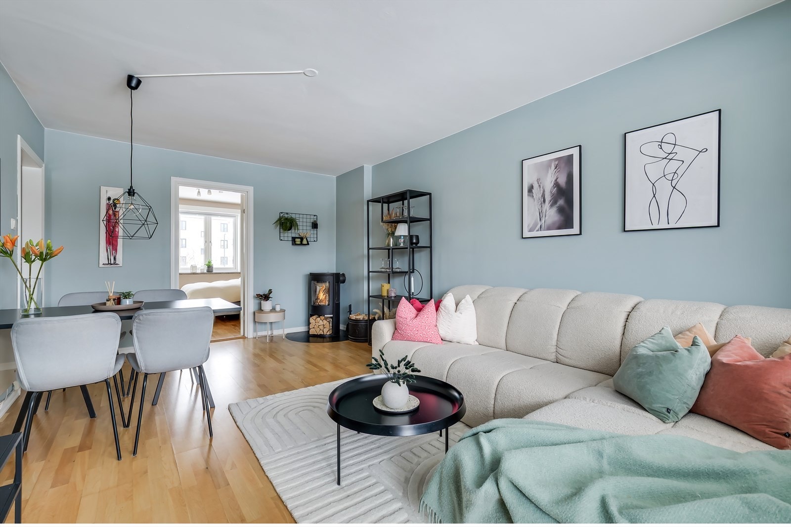 Stuen kan enkelt innredes med sofagruppe, tv-møblement og spisebord. Galleribilde