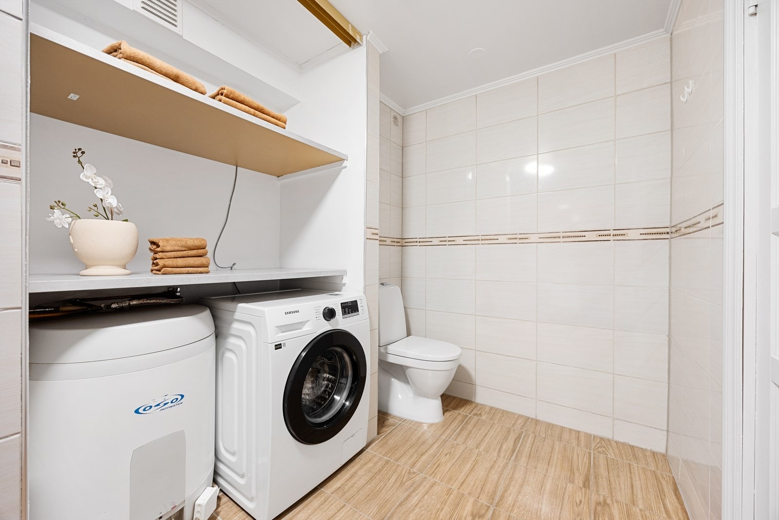 Varmtvannsberederen på 116 liter fra 2013 er plassert på badet. Galleribilde
