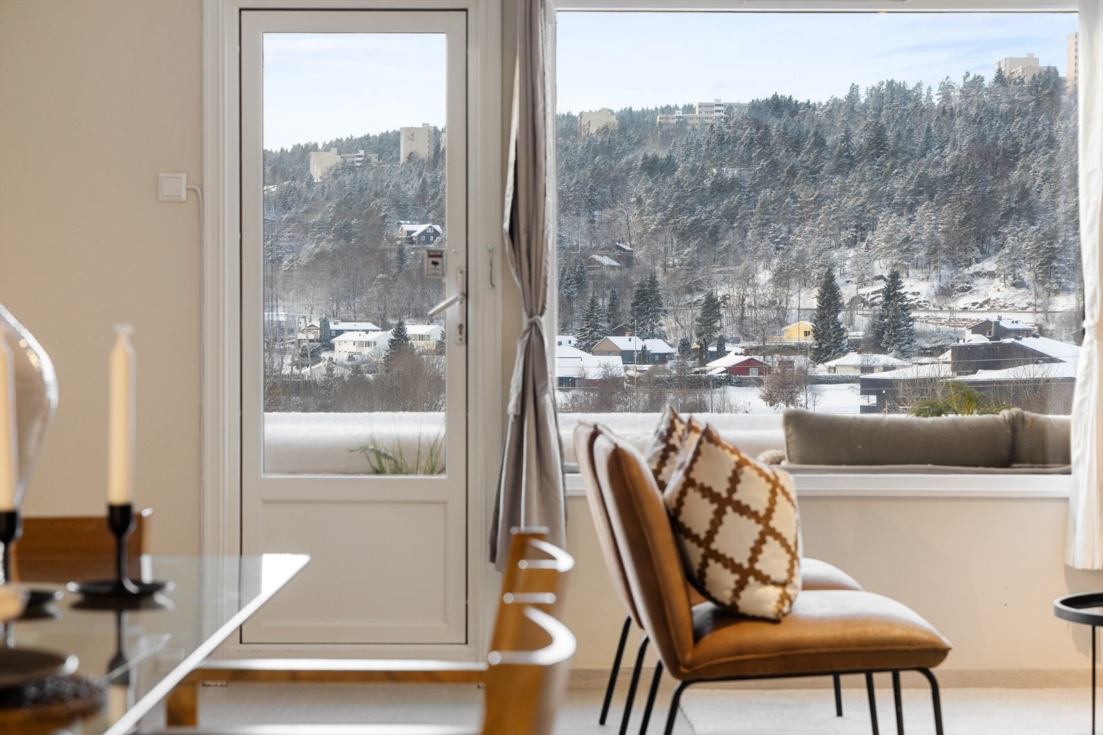 Balkongdøren er utstyrt med isolerglass, som bidrar til god termisk komfort. Galleribilde