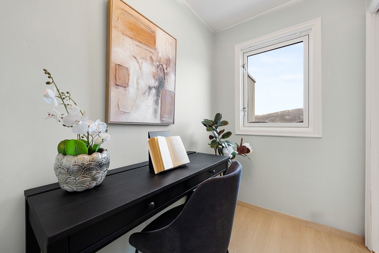 Vinduet gir godt med naturlig lys. Galleribilde