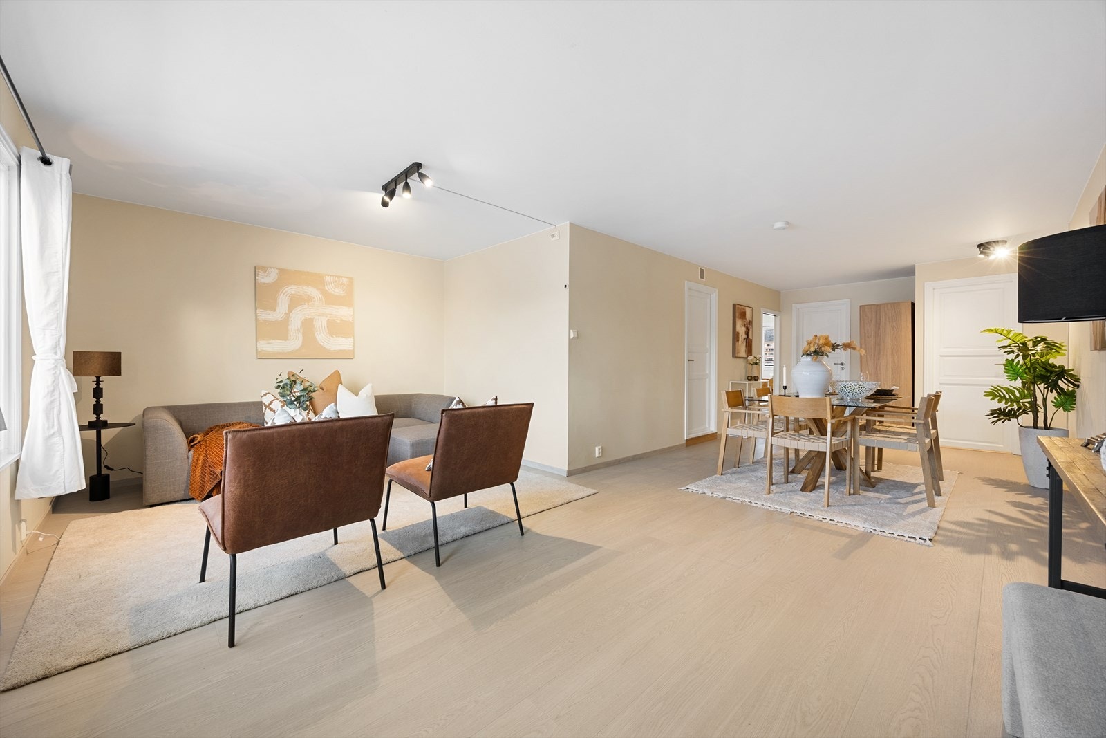 Stuen er et sentralt samlingspunkt med god plass til både sofagruppe og spisebord. Galleribilde