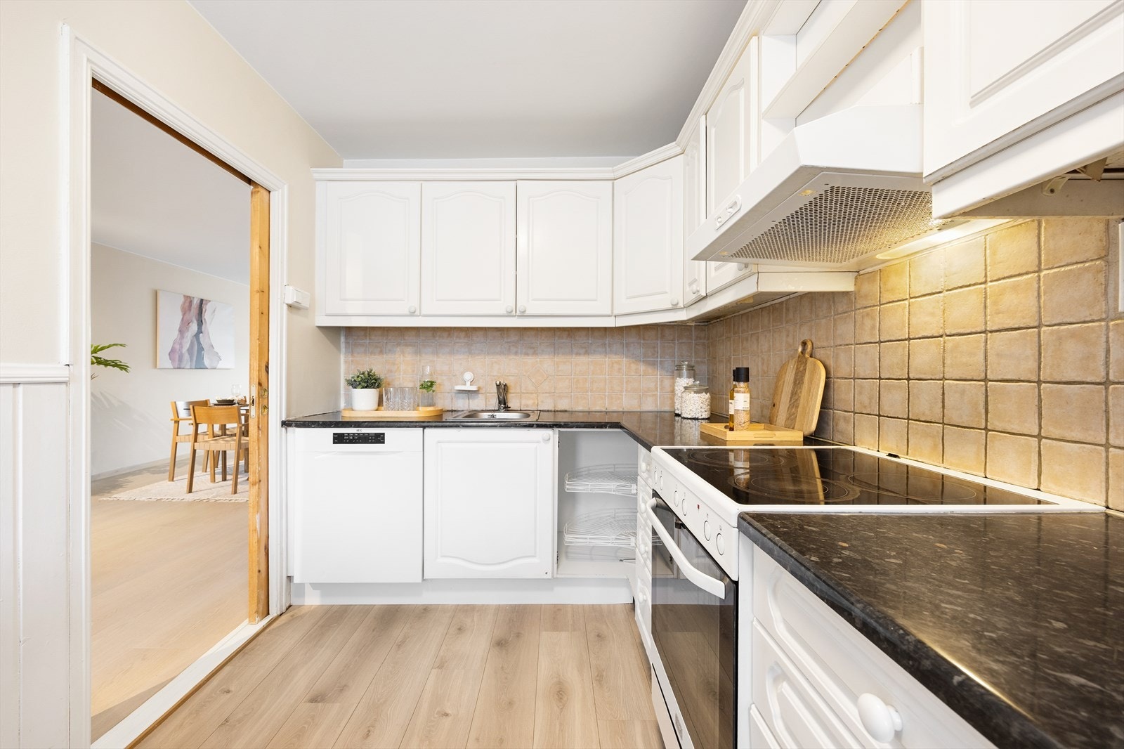 Kjøkkeninnredningen har en slitesterk laminatbenkeplate og godt med skapplass. Galleribilde