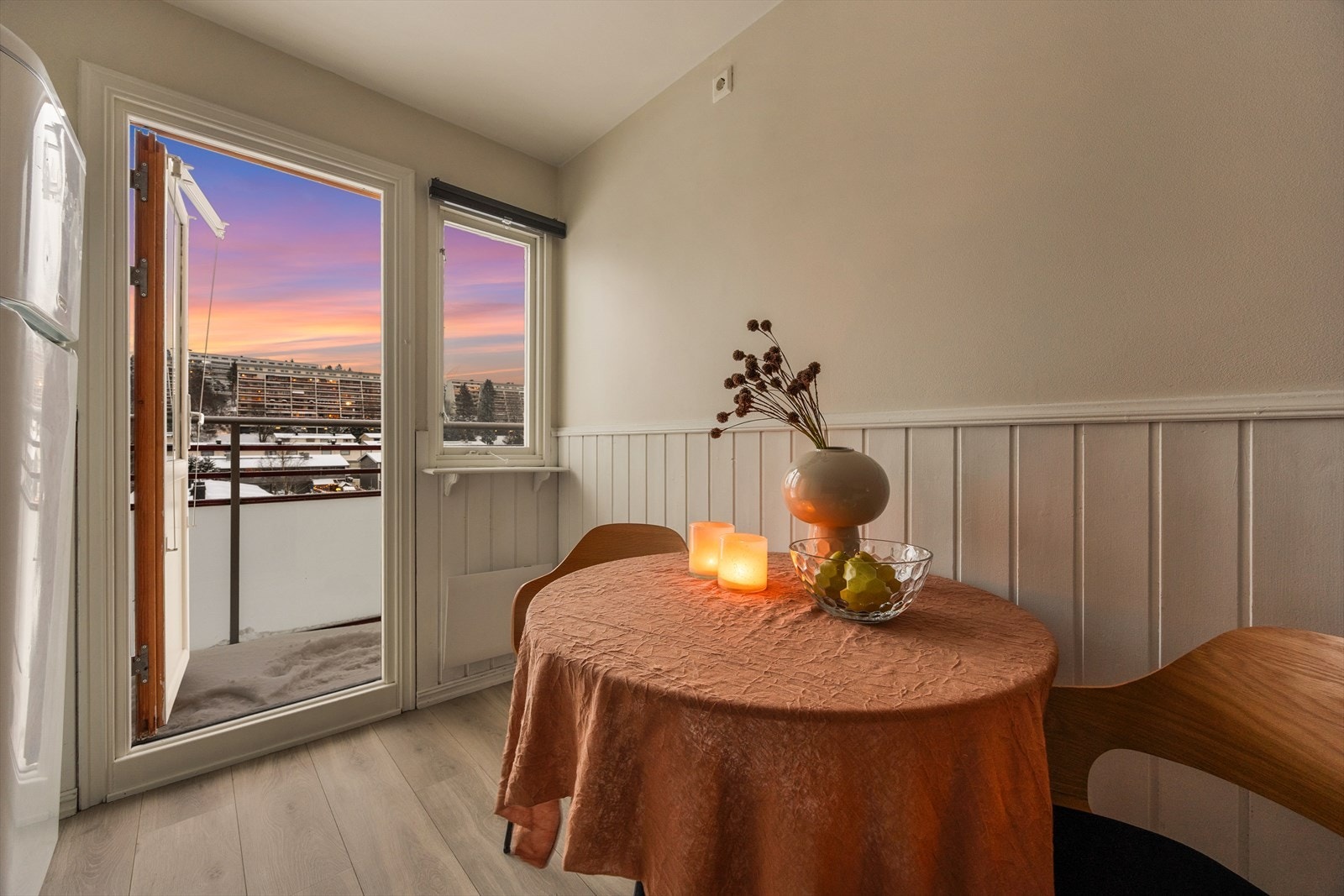 Fra kjøkkenområdet er det utgang til den østvendte balkongen på 8 m². Galleribilde