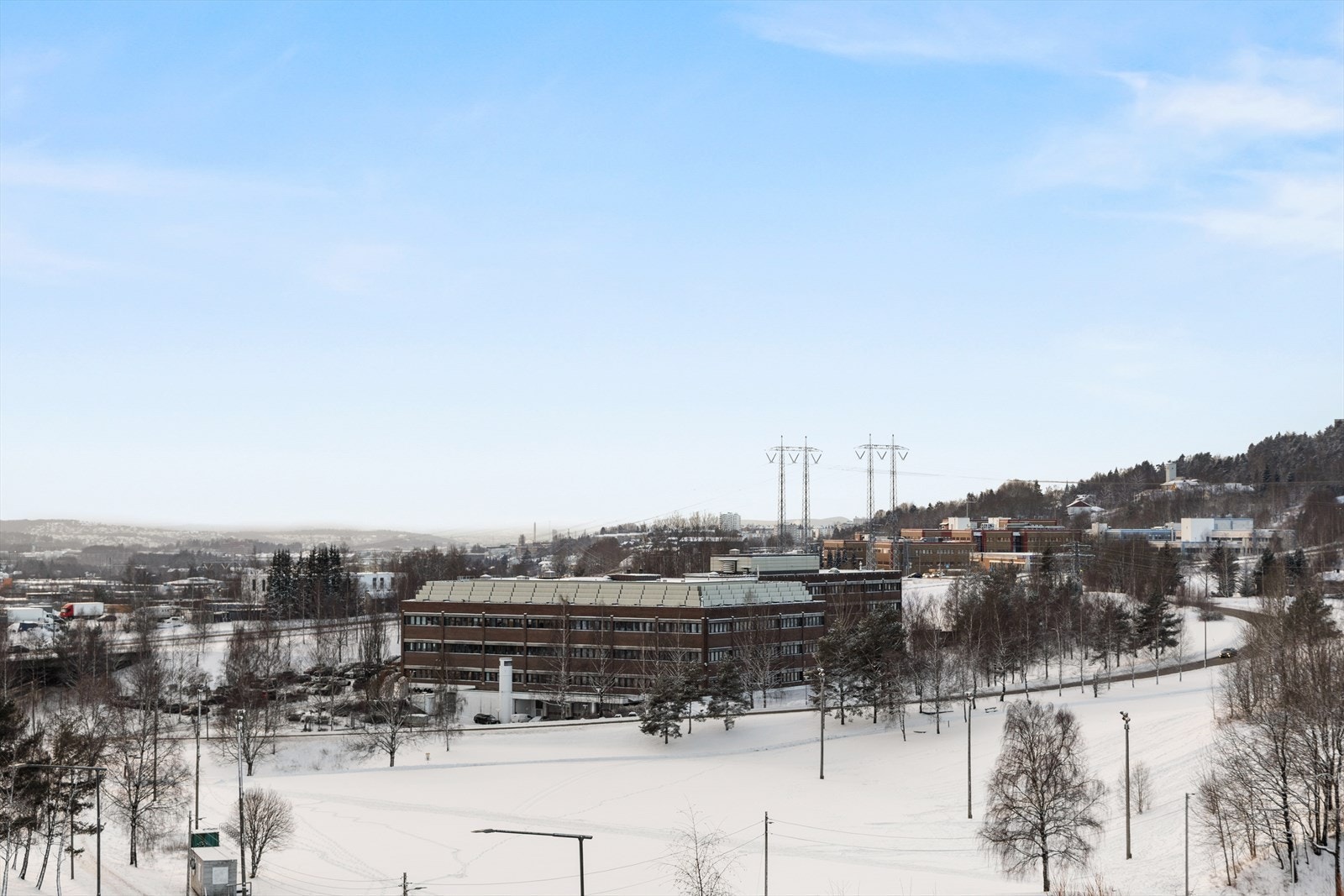 Nærmeste T-banestasjon er Stovner, som effektivt knytter området til Oslo sentrum. Galleribilde