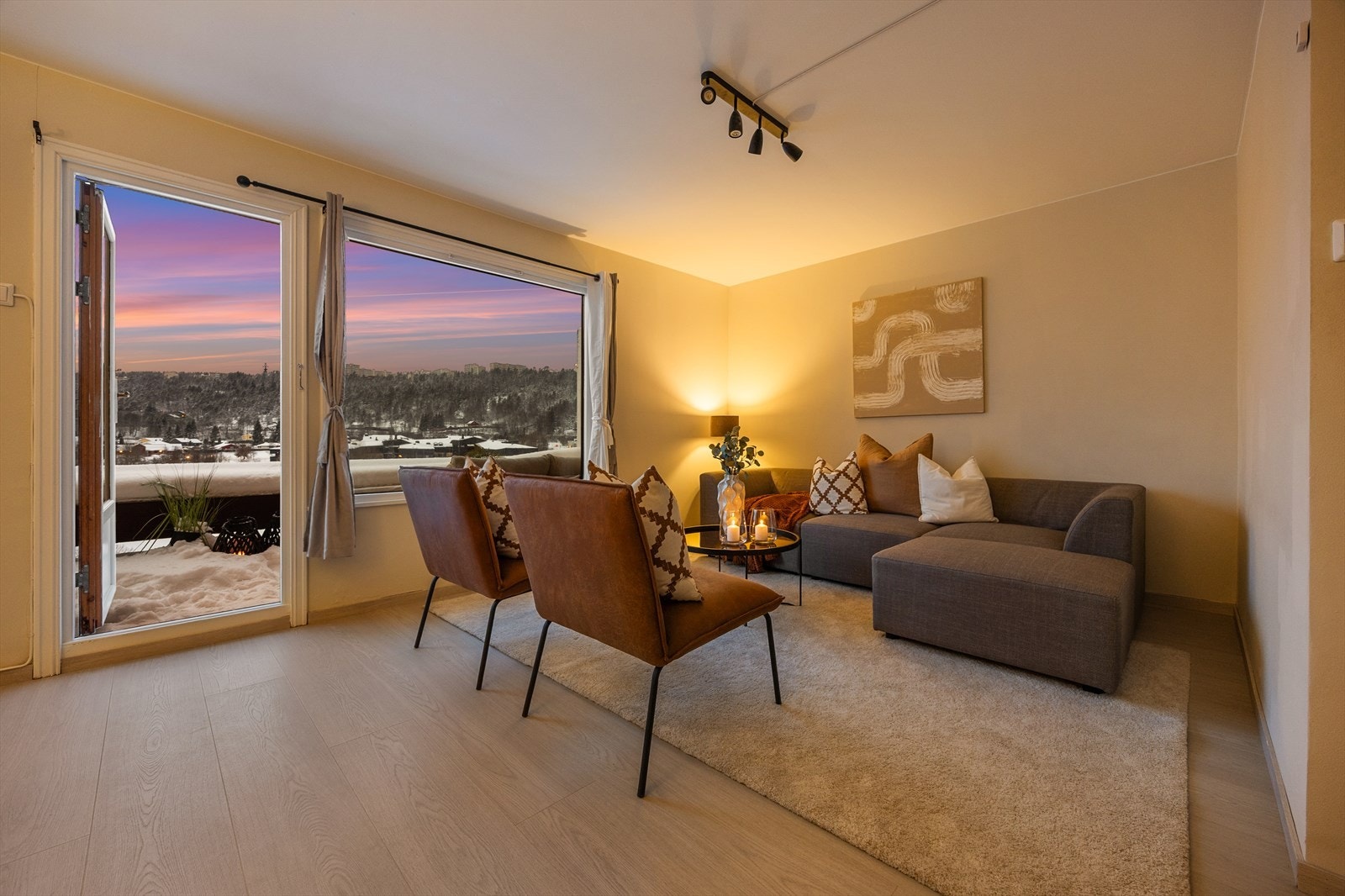 Stuens utforming gjør det enkelt å innrede med både en sosial sone og en spiseplass. Galleribilde