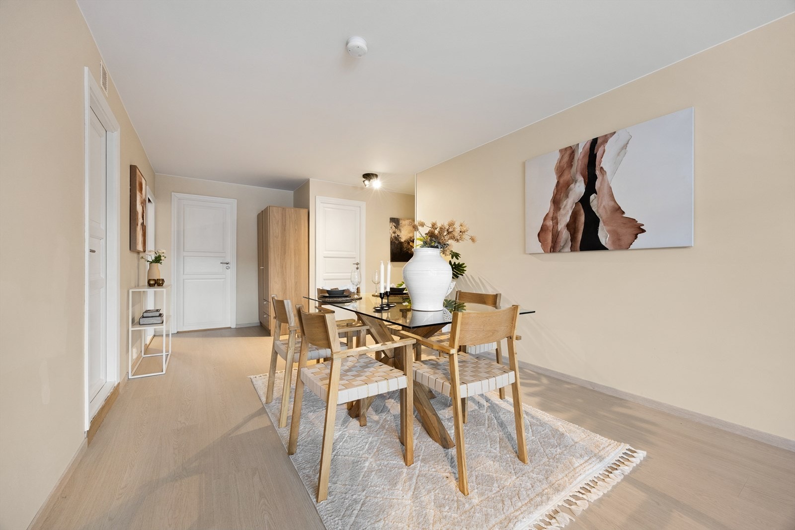 De lyse og nøytrale fargene på veggene danner et godt utgangspunkt for personlig stil. Galleribilde