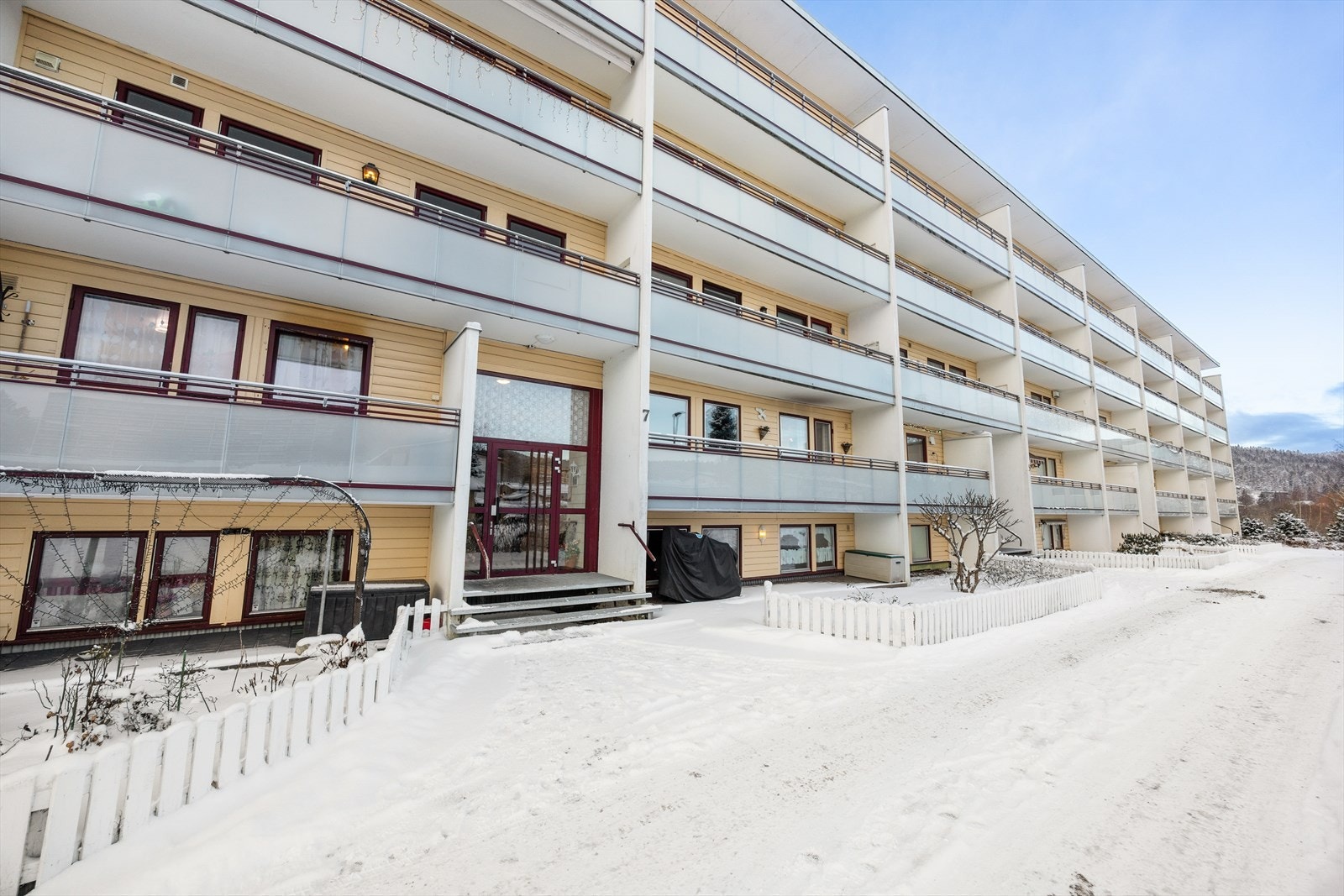 Leiligheten ligger i et etablert boligsameie med velstelte uteområder. Galleribilde