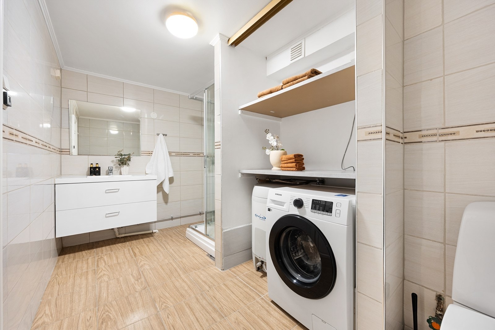 Det er en praktisk nisje med opplegg for vaskemaskin og plass til hyller over. Galleribilde