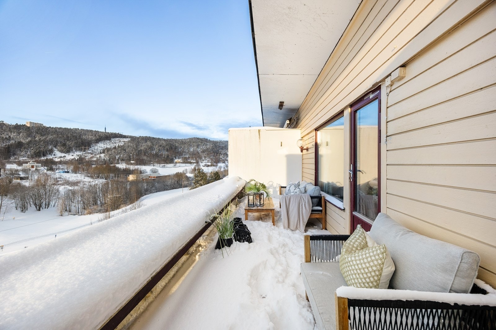 Utsikten fra balkongen strekker seg over nærområdet og de grønne omgivelsene. Galleribilde