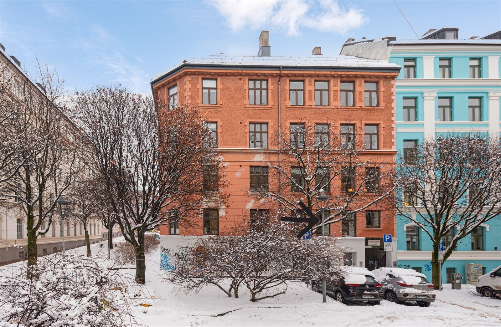 Leiligheten ligger i en svært høy 1. etasje med kort vei til parker og byliv Galleribilde