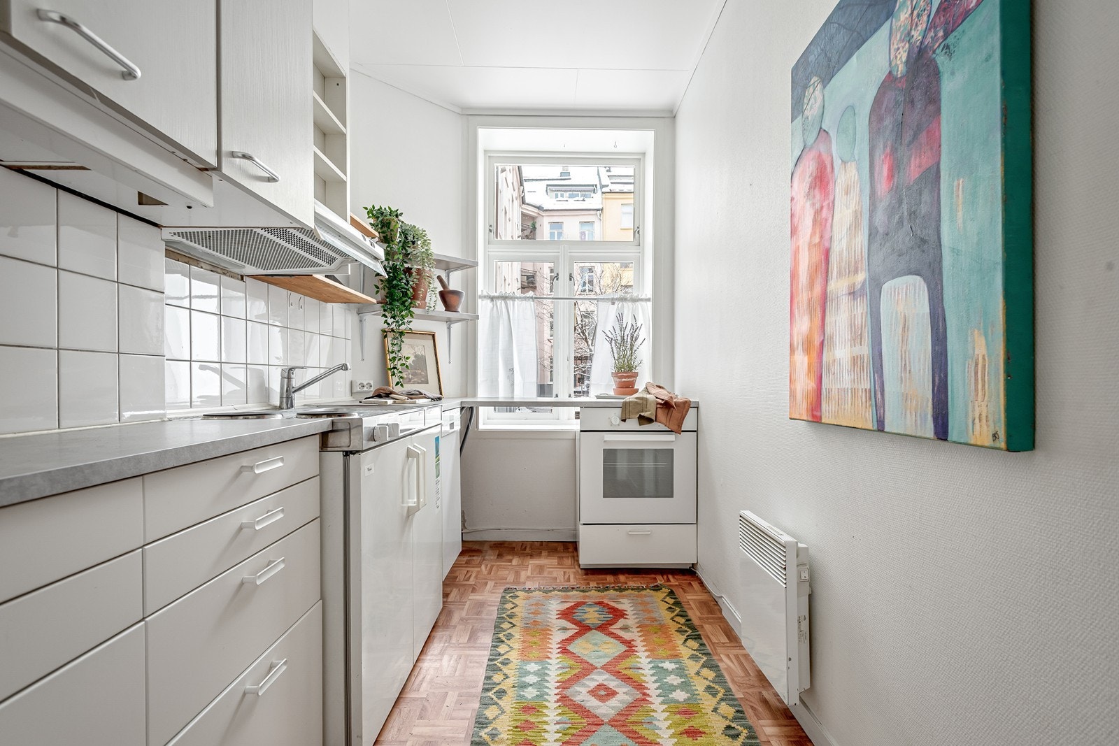 Åpent og lyst kjøkken vendt mot bakgård Galleribilde