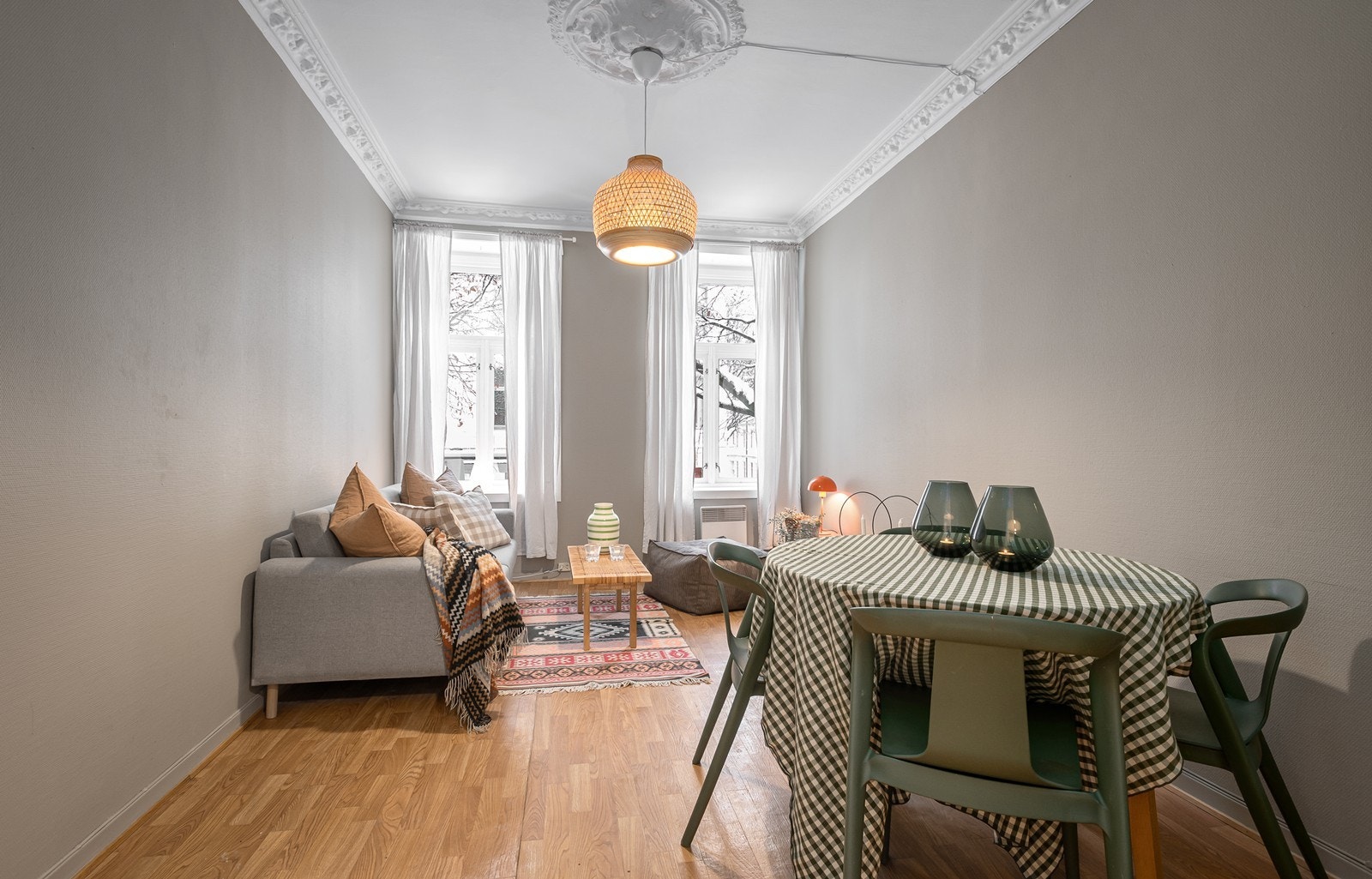 Romslig stue med stukkatur og rosett samt god takhøyde Galleribilde