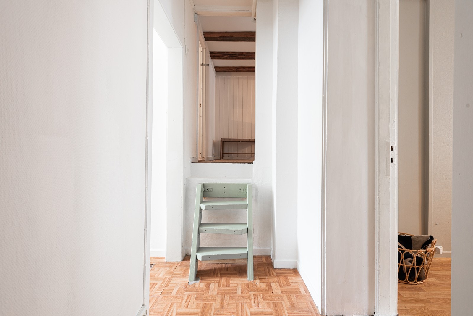 En unik romløsning med to ekstra rom en liten trapp opp, i dag innredet med senger og tilhørende møblement (1.9m takhøyde) Galleribilde