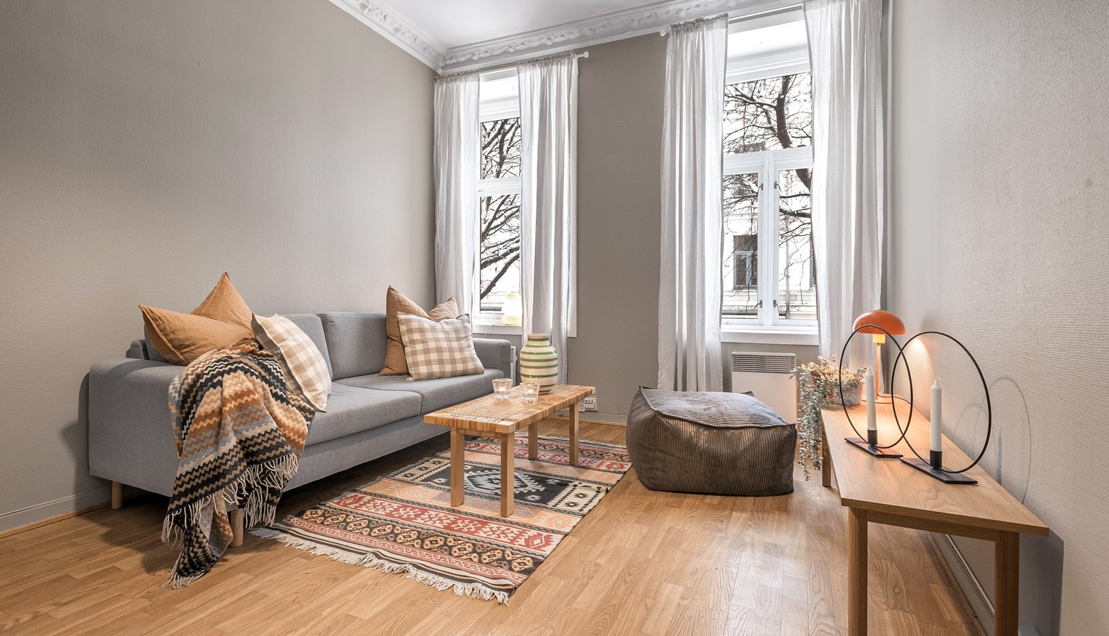 Generøs takhøyde i stuen gir en luftig romfølelse Galleribilde