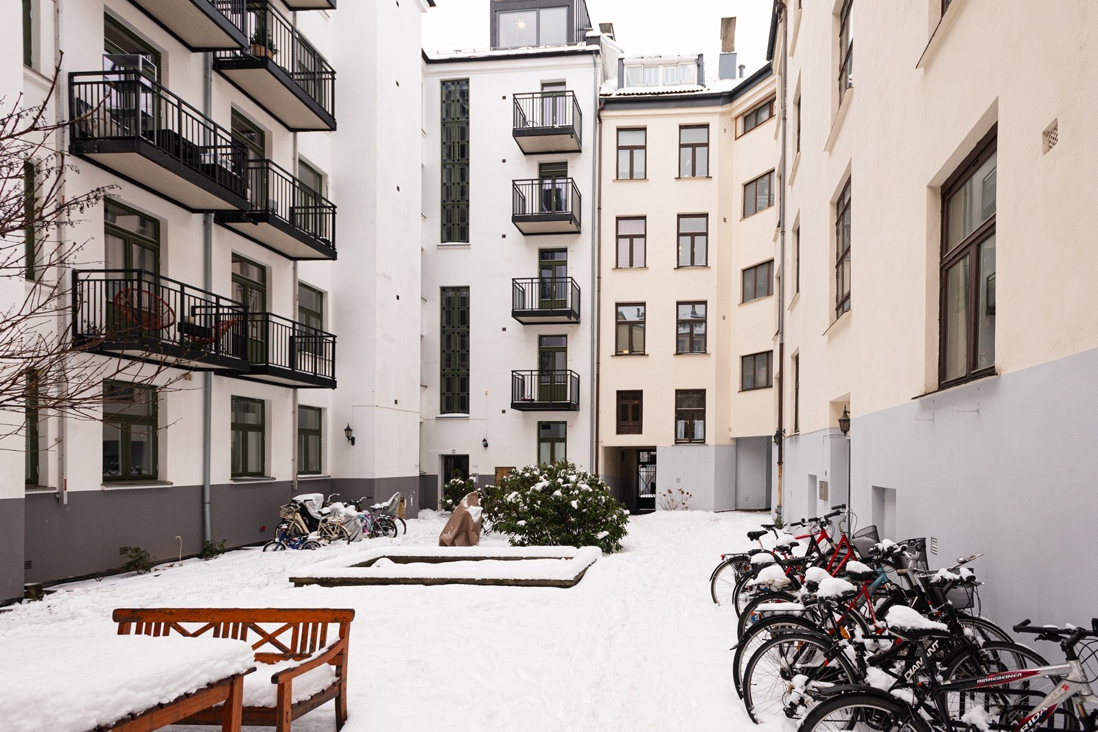 Sameiet har en lun og skjermet bakgård med sittegrupper og beplantning. Denne leiligheten har enkel adkomst Galleribilde