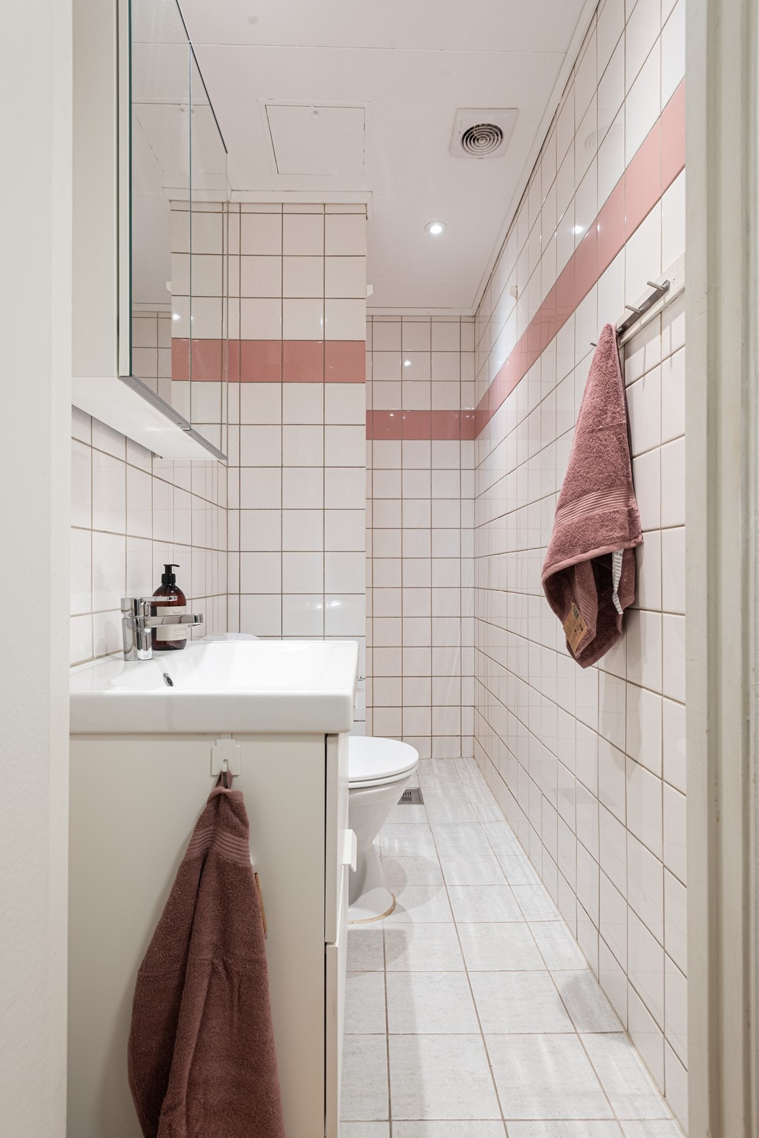 Pent flislagt bad med gulvvarme - nye gulvfliser, nytt toalett og baderomsinnredning fra 2021 Galleribilde