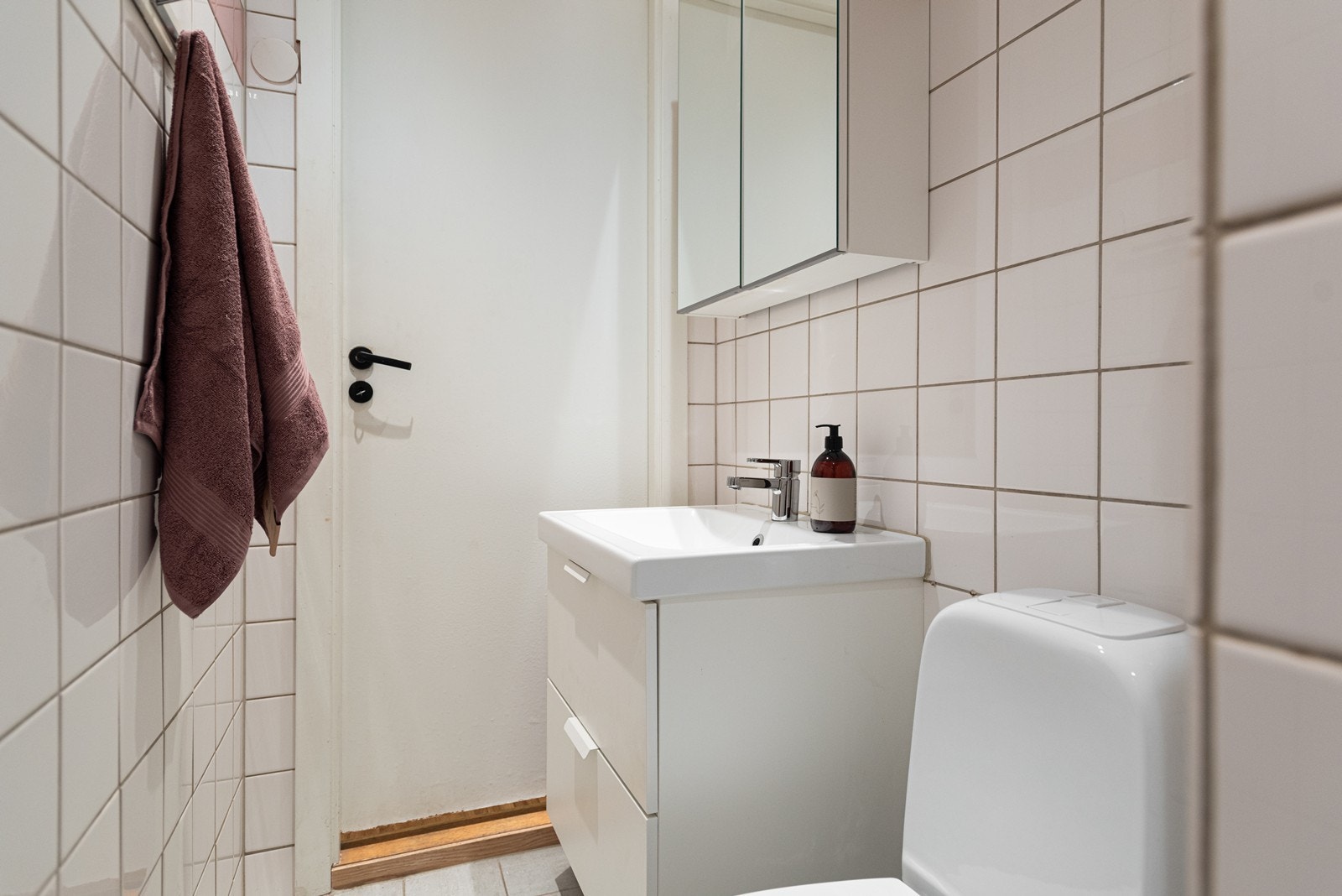 Bad er utstyrt med mekanisk avtrekk, servant, servantskap, wc, dusjhjørne og bereder. Vaskemaskin står på kjøkkenet Galleribilde