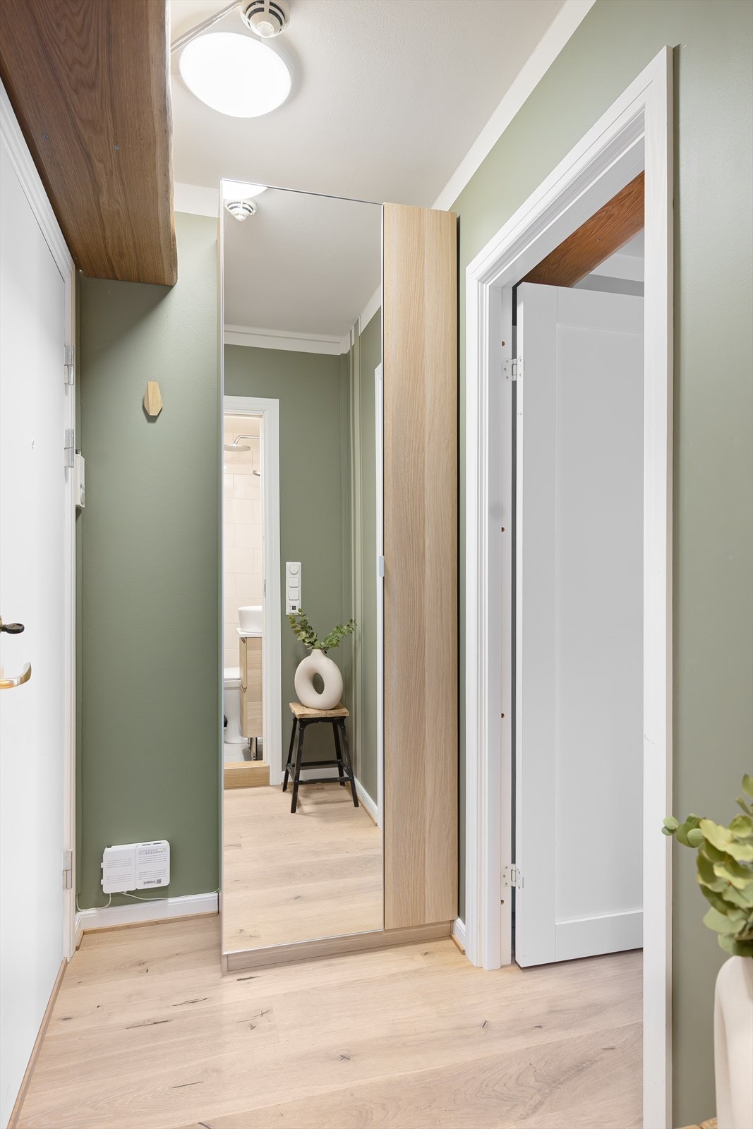 Innbydende entré med god plass til yttertøy i garderobeskap. Galleribilde