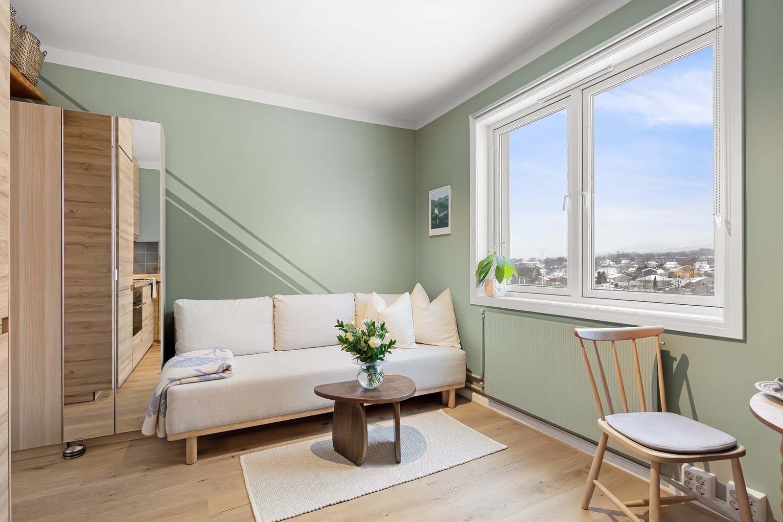 Hele det elektriske anlegget er lagt på nytt i 2021. Det er rikelig med støpsler, og hele anlegget er jordet. Galleribilde