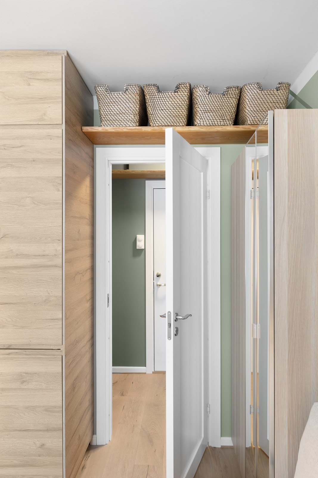 I tillegg finnes en praktisk hylleløsning som gir ytterligere oppbevaringsmuligheter. Galleribilde