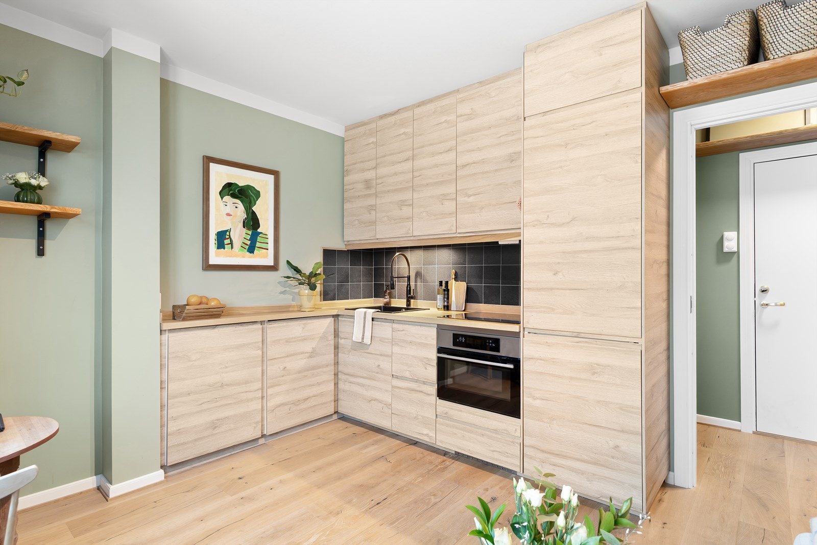 Moderne og stilren kjøkkeninnredning fra 2021 med svært god skap- og benkeplass. Galleribilde