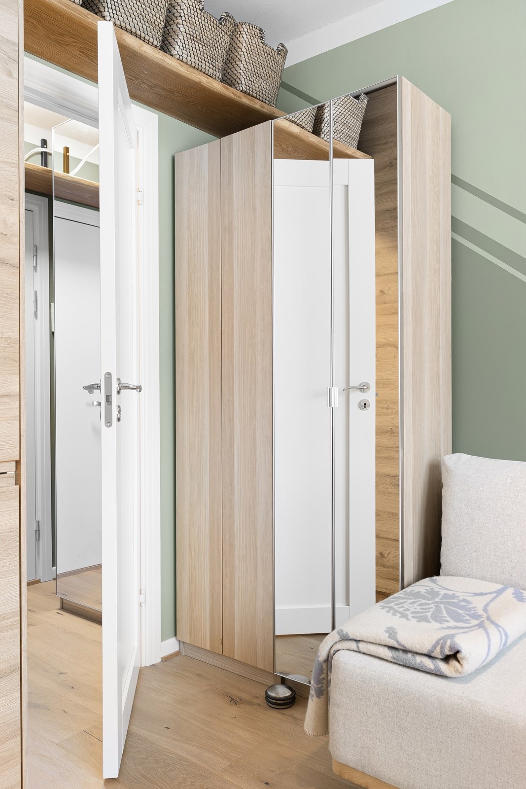 Stuen har et praktisk garderobeskap som gir rikelig med oppbevaringsplass og bidrar til en ryddig og funksjonell romløsning. Galleribilde