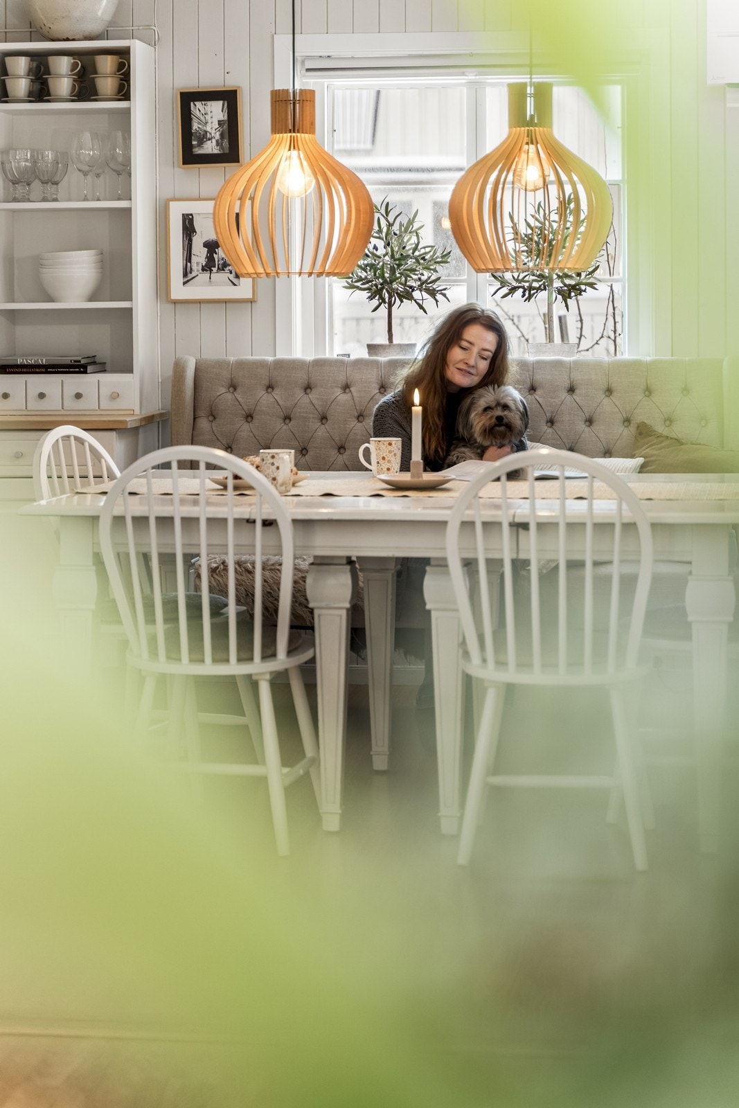 Den åpne løsningen skaper en sosial og innbydende atmosfære. Galleribilde