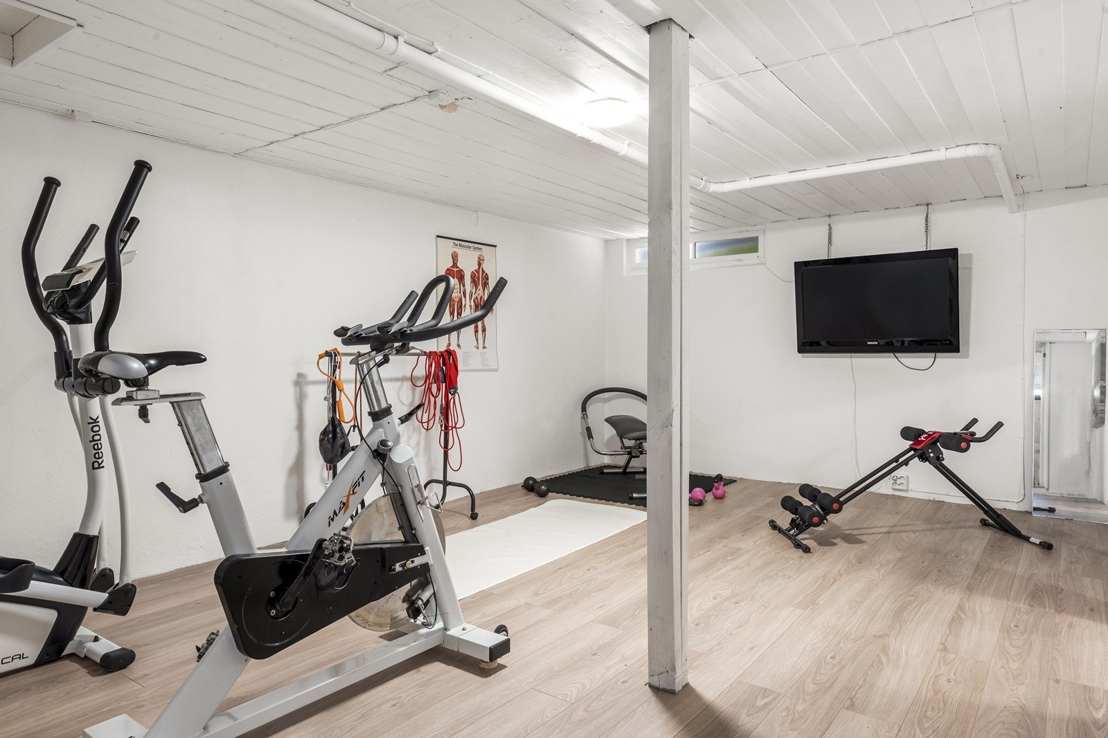 Trimrommet i kjelleren er ideelt for hjemmetrening. Galleribilde