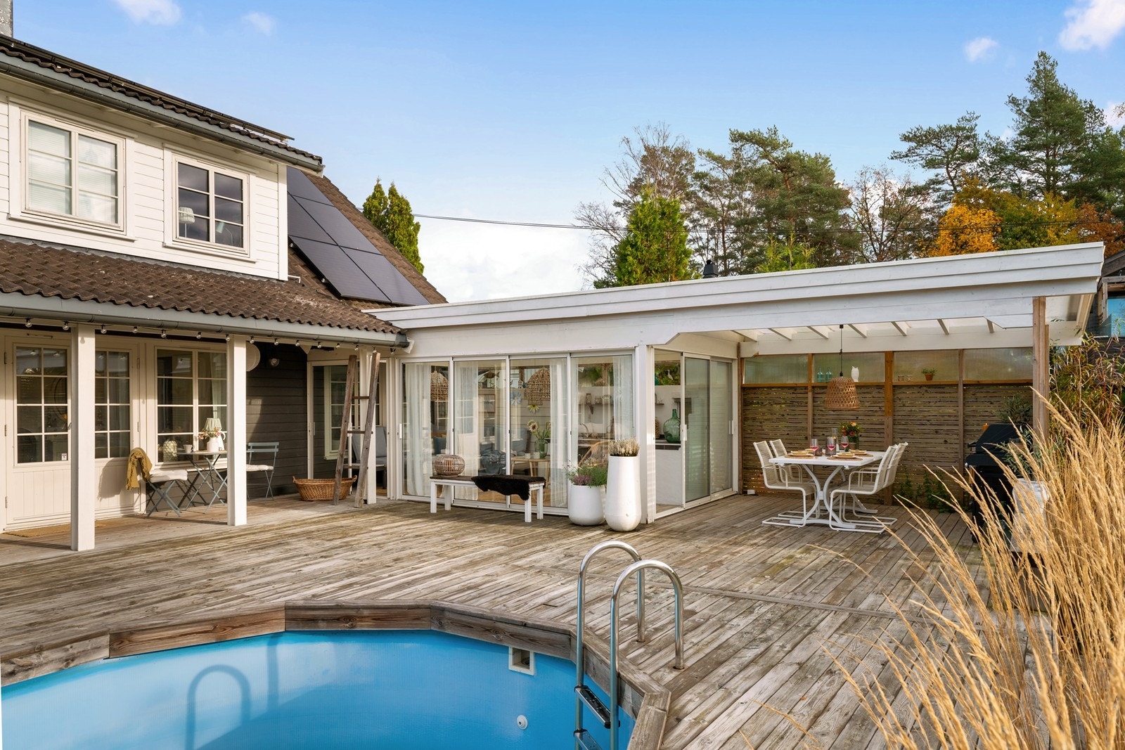 Den store terrassen på 110 m² har et herlig svømmebasseng. Det gjøres oppmerksom på at bl.a. svømmebasseng ikke er omsøkt. Galleribilde