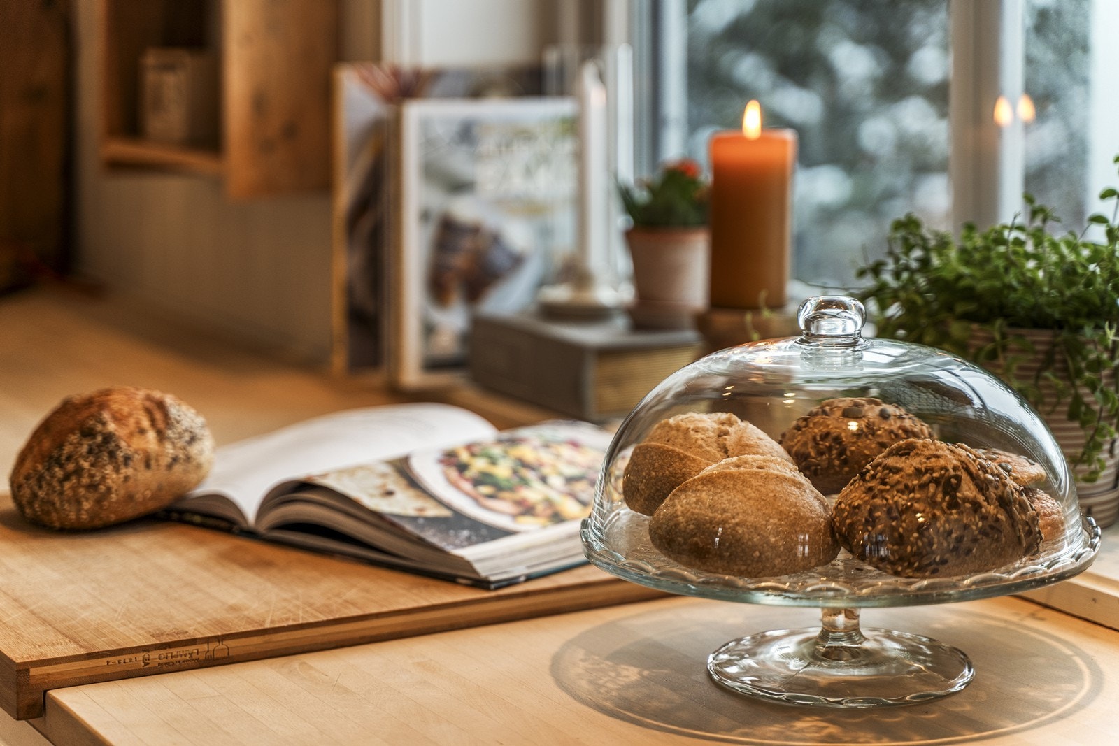 Benkeplatene av heltre og fliser gir en solid og funksjonell arbeidsflate. Galleribilde