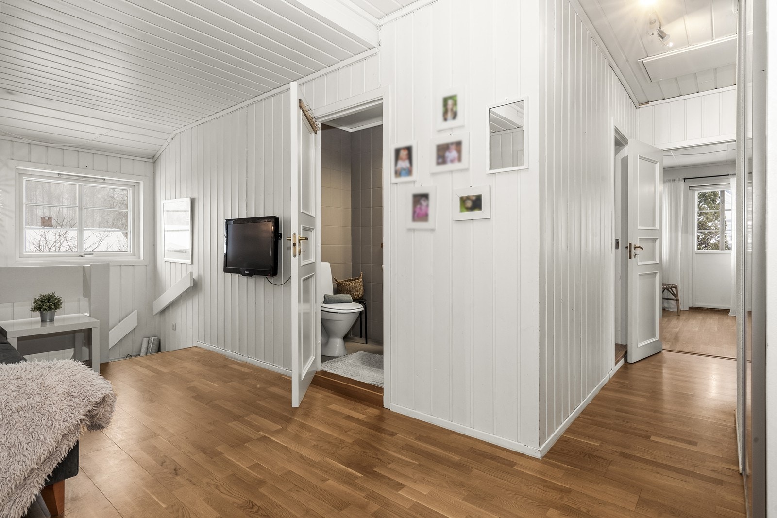 I andre etasje finner du boligens private sone, med adkomst til bad og soverom. Galleribilde