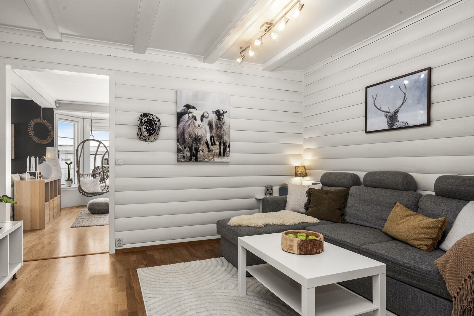 TV-stuen er adskilt fra hovedstuen, noe som gir fleksible bruksmuligheter for familien. Galleribilde