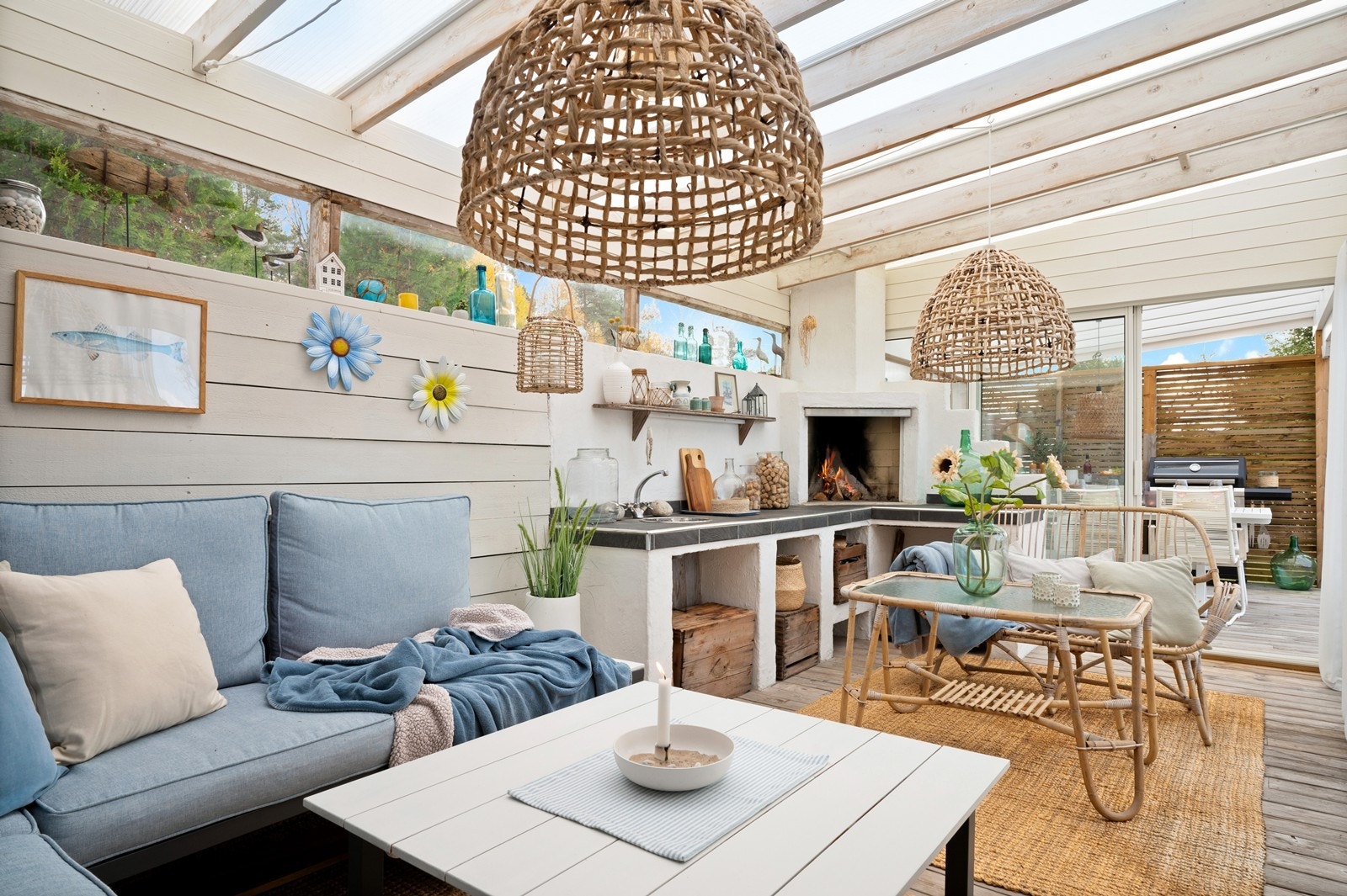 Den innglassede hagestuen på 16 m² har utekjøkken og peis. Galleribilde