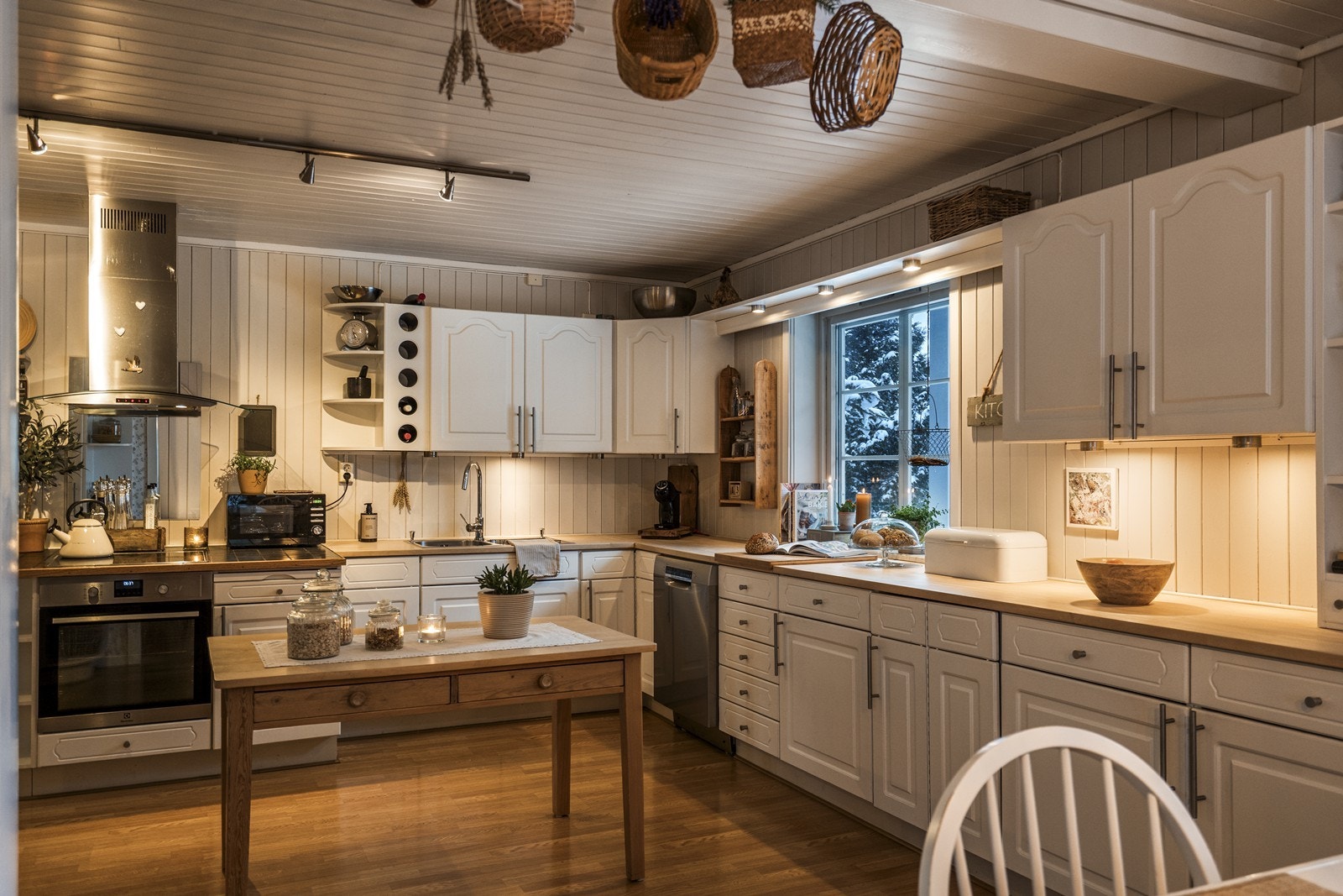 Av utstyr finnes integrert komfyr, platetopp og en underbygget oppvaskmaskin. Galleribilde